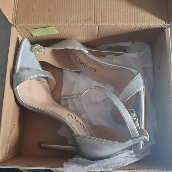 Ladies heels. Size 5 - Picture 3 of 3